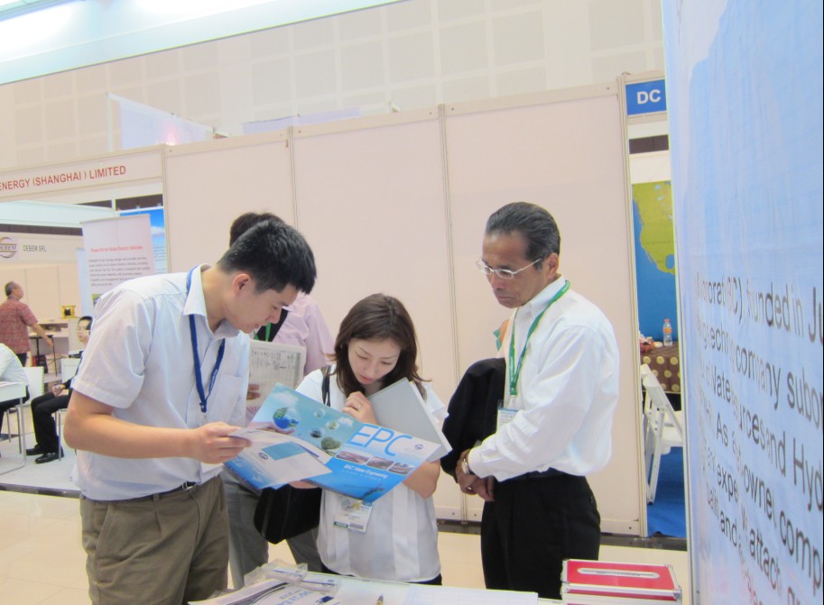 印尼水展中中水科參展人員正在為咨詢人員講解 印尼水展中中水科參展人員正在為咨詢人員講解